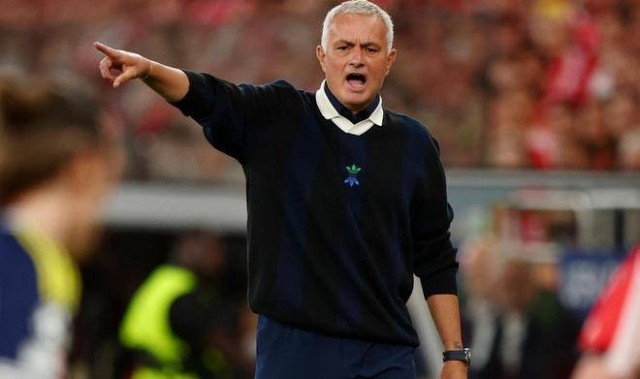 62岁穆里尼奥签约欧冠2冠王引热议，球迷：看你怎么骗违约金