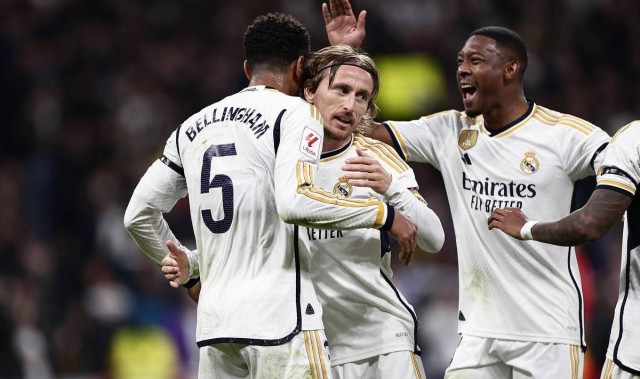 西甲国家德比：皇马主场争冠维稳，巴萨客场逆袭破局