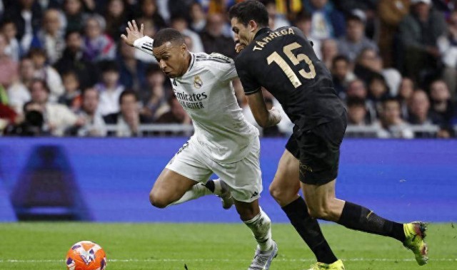 皇马1-2爆冷被绝杀，西甲最新积分榜出炉：巴萨赢球=6分领跑！