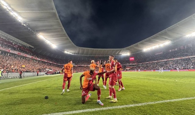 曼联重启奥西姆亨转会谈判：6300万英镑能否带来英超新星？