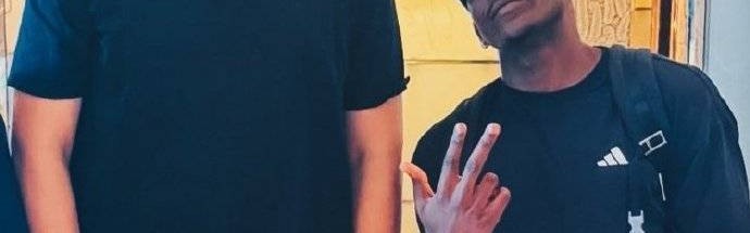 爱德华兹合影姚明 配文:我要隔扣他以此致敬