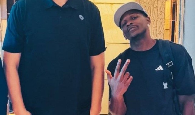 爱德华兹合影姚明 配文:我要隔扣他以此致敬