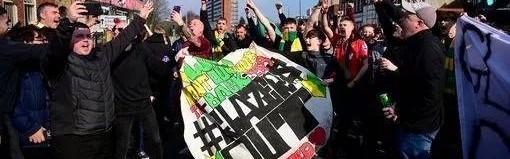 曼晚：约5000曼联球迷赛前抗议格雷泽家族，打出多个标语横幅