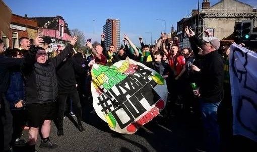 曼晚：约5000曼联球迷赛前抗议格雷泽家族，打出多个标语横幅