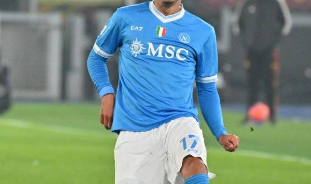 齐尔克泽转会风波：曼联拒绝罗马报价，背后隐藏的市场博弈