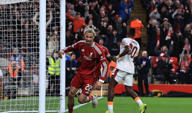 利物浦4-1逆转加拉塔萨雷，斯洛特放弃传控战术暂缓帅位危机