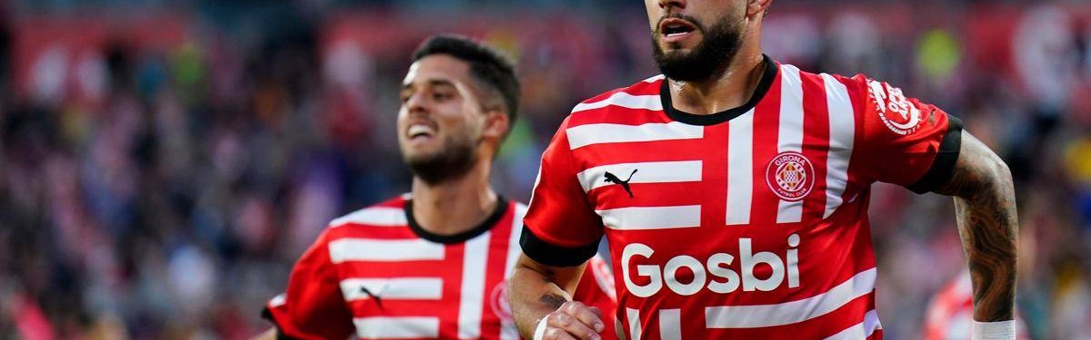 西甲焦点战：巴萨主场传控争冠，赫罗纳客场技术反冲击